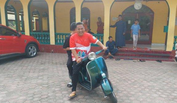 Tinjau Persiapan PON XXI di Aceh Tamiang, Pj Bupati Asra Keliling Naik Vespa